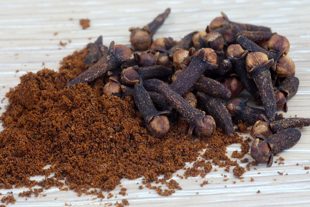 Clous de girofle entiers